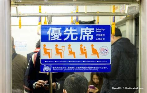 日本电车地铁进站交通摄影图高清摄影大图-千库网