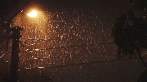 大雨车窗上雨滴夜景摄影图高清摄影大图-千库网