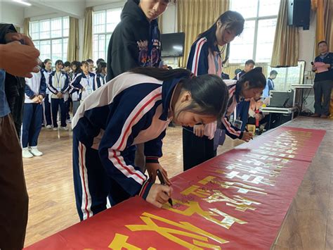 高考首日北京人大附考点：考生和家长合影留念、与老师击掌进校_新浪新闻