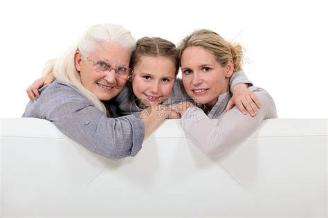 三代人母亲女儿家庭孙辈肩膀女孩团体祖父母成人女性高清图片下载-正版图片321246696-摄图网
