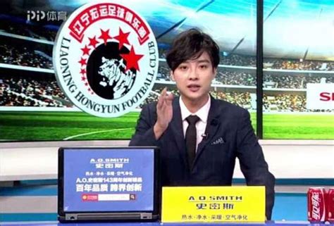 知名足球解说员徐阳晒出自己主持欧洲杯节目的照片