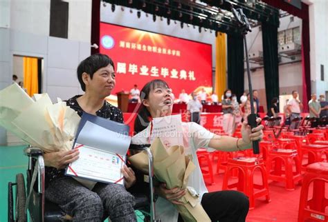湖南衡阳：“00后”女孩带着妈妈参加毕业典礼-人民图片网