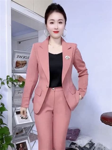 温柔西服图片女生头像