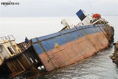 一艘长江内支线集装箱船发生撞船事故！