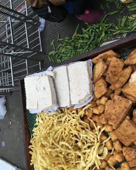 大妈在街边摆摊卖“霉豆腐”，很多人不敢吃，识货的人都抢着买|豆腐|大妈|摆摊_新浪新闻