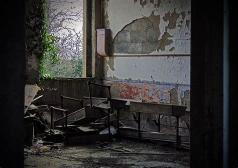 破旧废弃的教室高清图片下载-正版图片600055361-摄图网