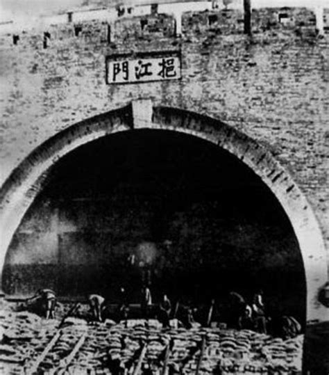 1937年南京沦陷时的惨状，中国士兵堆积6英尺高，老百姓一脸绝望