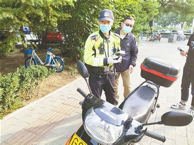 “一盔一带”专项整治首日 骑摩托车不戴头盔46人被查处 - 新乡网事 - 新乡网新闻中心