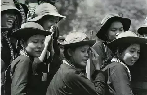 对越反击战第三天，解放军救下一名越军女护士，揭露越南屠杀罪证|越南|女兵|解放军_新浪新闻
