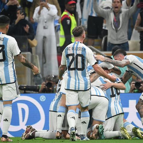 阿根廷夺冠：“邻家男孩”梅西致敬“天堂老男孩”马拉多纳_手机新浪网