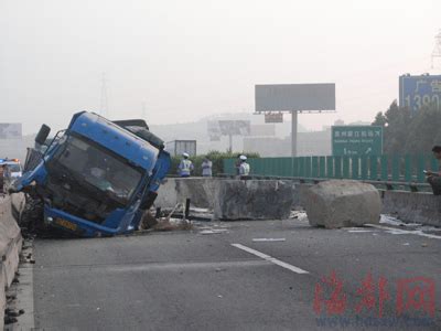 泉州：货车散架 巨石滚落堵了高速路 交通事故 _新闻中心_新浪网
