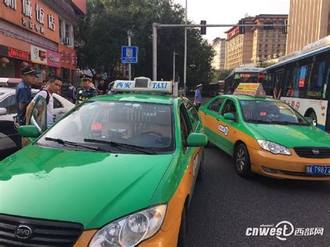 视频|西安出租车外饰及顶灯换上新装 驾驶员更换新制服 -- 陕西头条客户端