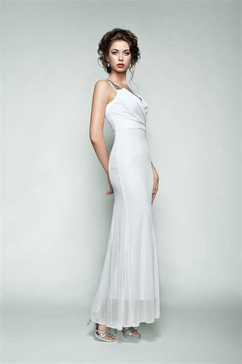 举止优雅的美丽新娘图片-穿着白色礼服举止优雅的新娘素材-高清图片-摄影照片-寻图免费打包下载