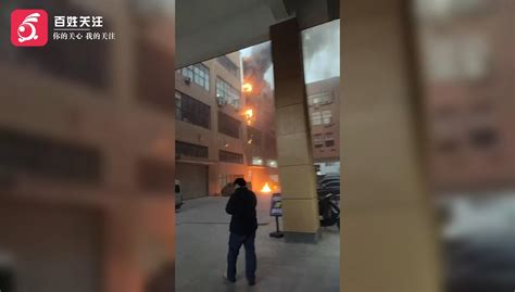 宁波一特斯拉中心起火现场有爆炸声？回应：系隔壁工厂空调着火|宁波市|起火|特斯拉_新浪新闻