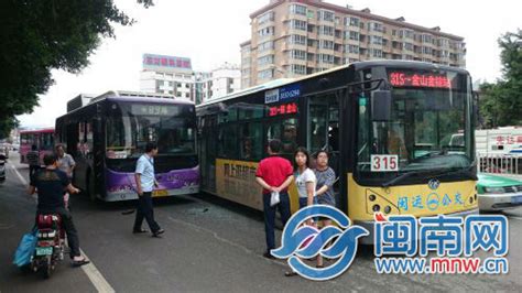 福州两公交司机当街吵架 抛下乘客两车堵路20分钟-闽南网