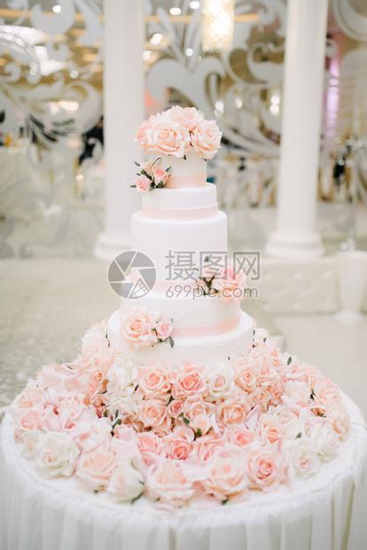 婚礼现场的甜品桌高清图片下载-正版图片500902080-摄图网