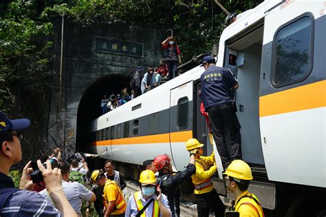 一旅客列车撞上泥石流脱线，动车司机不幸死亡，8人受伤 -名城苏州新闻中心
