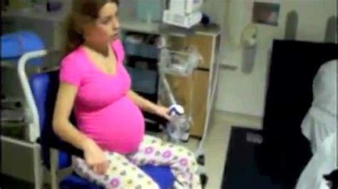 这是怀孕八个月的孕妇，挺着个大肚子，感觉好辛苦啊！