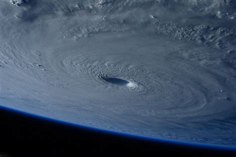 国际空间站宇航员Samantha Cristoforetti拍到超强台风“美莎克” - 神秘的地球 科学|自然|地理|探索