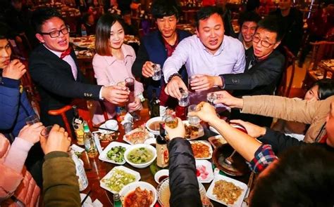 中国人吃酒席，为何大家都在低头吃饭，滴酒不喝？看完就明白了 - 知乎