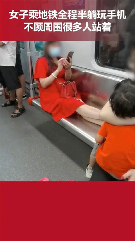 女子乘地铁全程脱鞋半躺玩手机|地铁_新浪新闻