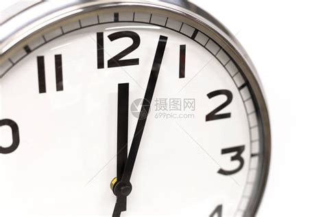 带有显示十二小时的钟指针的经典圆钟时间管理拖延生产力概高清图片下载-正版图片504064016-摄图网