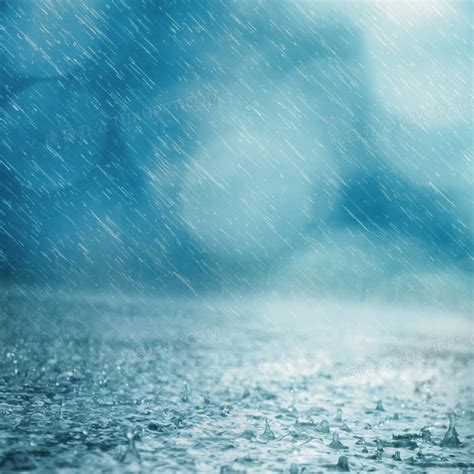 一个人雨中撑伞的孤独背影伤感桌面壁纸图片(3)_配图网