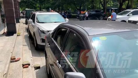 视频:小区20多辆车被砸！监控曝光，小伙作案原因“令人喷饭”_深圳新闻网