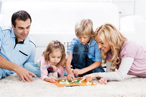 兴高采烈的父母和孩子们玩棋盘游戏。照片摄影图片_ID:306542975-Veer图库