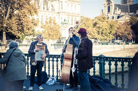 古筝女孩在法国街头“炸街”，征服全场老外，首首都是经典！_彭静旋_中国_乐器