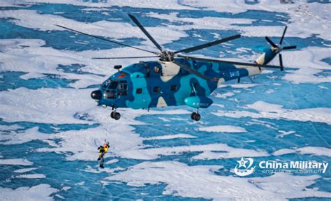 直8运输直升机在冰原中超低空飞行_央广网