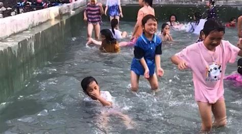 及时制止！新兴这里十几名大人小孩在水渠中“野泳”..._天堂镇_游泳_水域