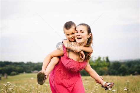 单亲妈和她的儿子在大自然中玩得很开心一个母亲抚养一个没有父亲的孩子不是一个完整的家庭母亲和童年的主题男孩在外地妈高清图片下载-正版图片 ...