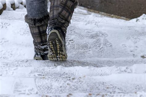 一个女人在冬天走下楼梯冬天在积雪的楼梯上高清图片下载-正版图片505686423-摄图网