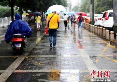 西安暴雨致城区内涝，男子被困站车顶等救援，消防桥上扔下救生绳施救_腾讯视频