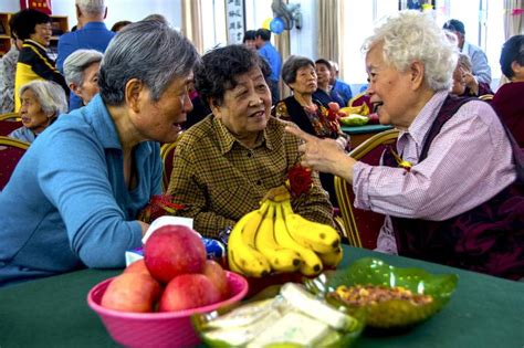 农村60岁以上的老人也有退休金，为什么有的人还要种地？真相了