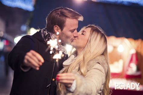 冬季夜晚光斑下情侣相拥接吻高清图片下载-正版图片501532189-摄图网