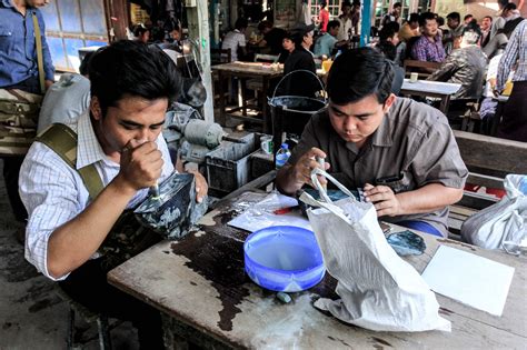 缅甸翡翠价值不菲，缅甸最大的玉石市场却像菜市场一样拥挤简陋|翡翠|玉石|缅甸_新浪新闻