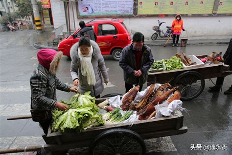 留守农妇拉着板车进县城卖菜 自家的原生态蔬菜腊肉受欢迎-搜狐大视野-搜狐新闻