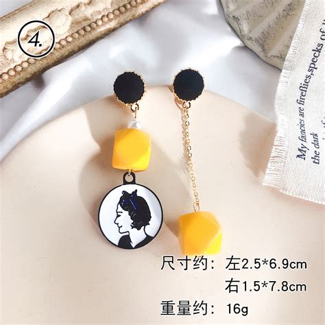 耳饰甜美女生头像图片