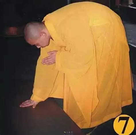 佛教徒为什么要跪拜？_印度