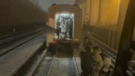 黑龙江一列车被大火逼停 ，乘客：车厢里特别烤人_凤凰网视频_凤凰网