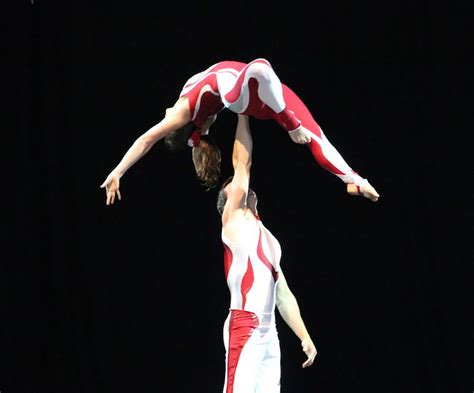 Acrobats in Actions !! Photos of acrobats around the world
