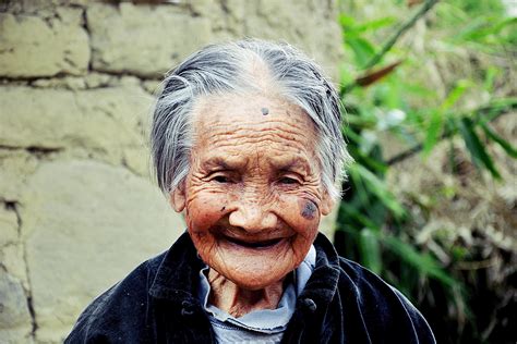 71岁学摄影 ，日本老奶奶的趣味自拍__财经头条