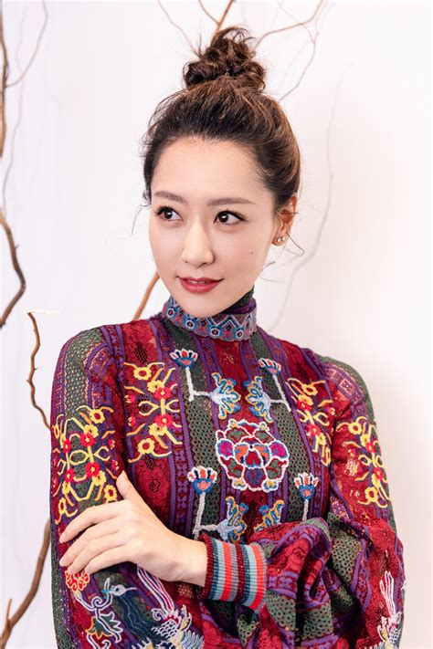 白冰受邀中国时装周观秀 身着刺绣长裙诠释东方美_凤凰网