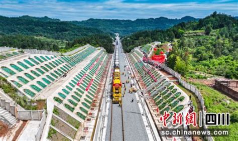 汉巴南铁路仪陇段启动铺轨作业 仪陇将融入“成渝1.5小时经济圈”|界面新闻