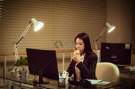 职场女性深夜加班吃三明治高清图片下载-正版图片501529774-摄图网