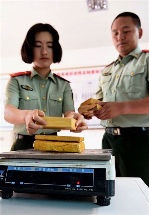 中缅边境缉毒的95后女武警 工作强度与男兵一样_手机凤凰网