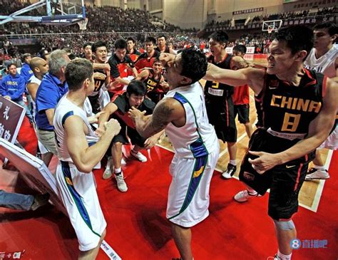 🔥中国男篮最凶狠斗殴！😤朱芳雨“组合拳”👊一战成名-直播吧