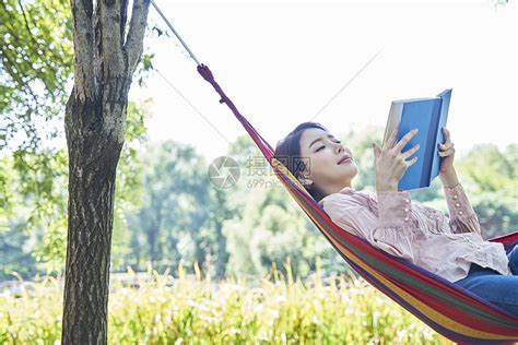 躺在吊床上看书的女青年高清图片下载-正版图片502139800-摄图网